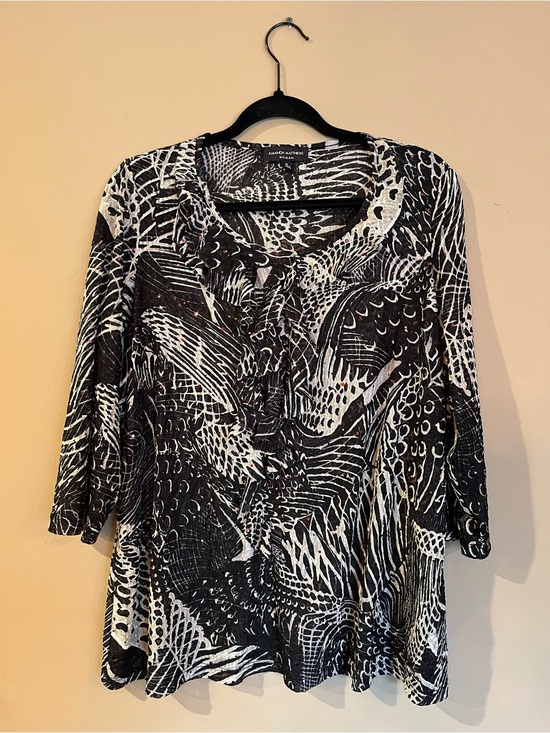 Amanda Matthews Tops - Amanda Matthew’s Black & White Printed Long Sleeve Scoop Neck Tee